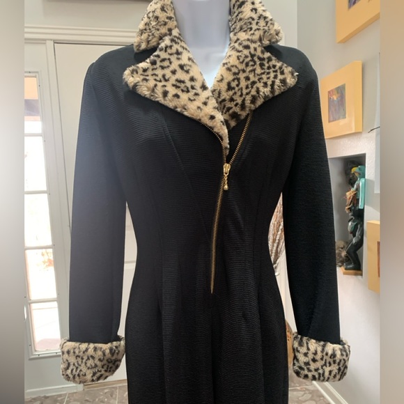 Feel like Cat Woman! Stretch knit catsuit with faux leopard fur-collar and cuffs - Picture 3 of 12